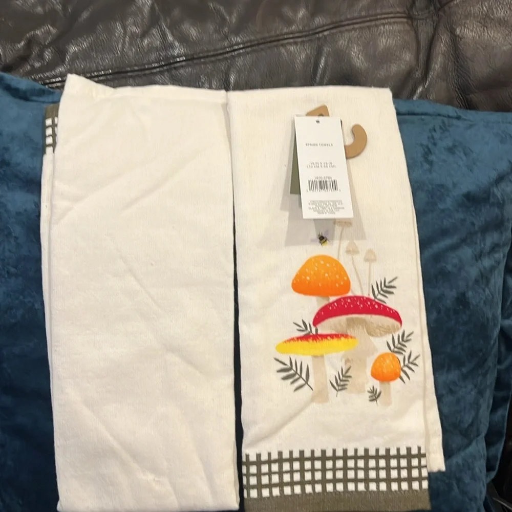 Set of 2 white kitchen towels with mushrooms